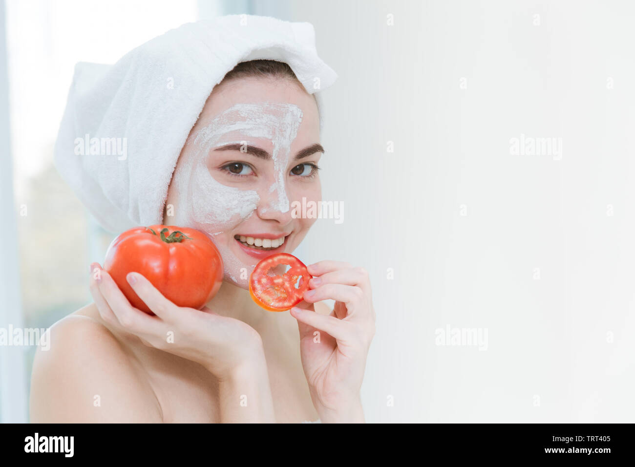 Femme manger la tomate. Légumes de l'alimentation pour une peau saine et en soins de santé spa salon concept Banque D'Images