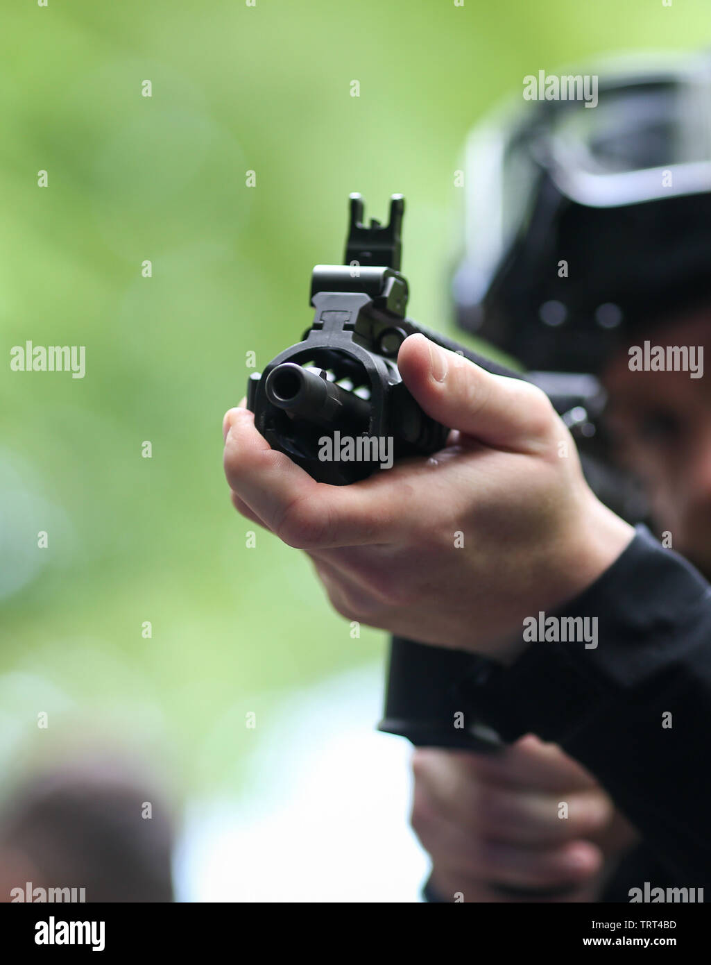 Soldat des forces spéciales visant un fusil tactique Banque D'Images