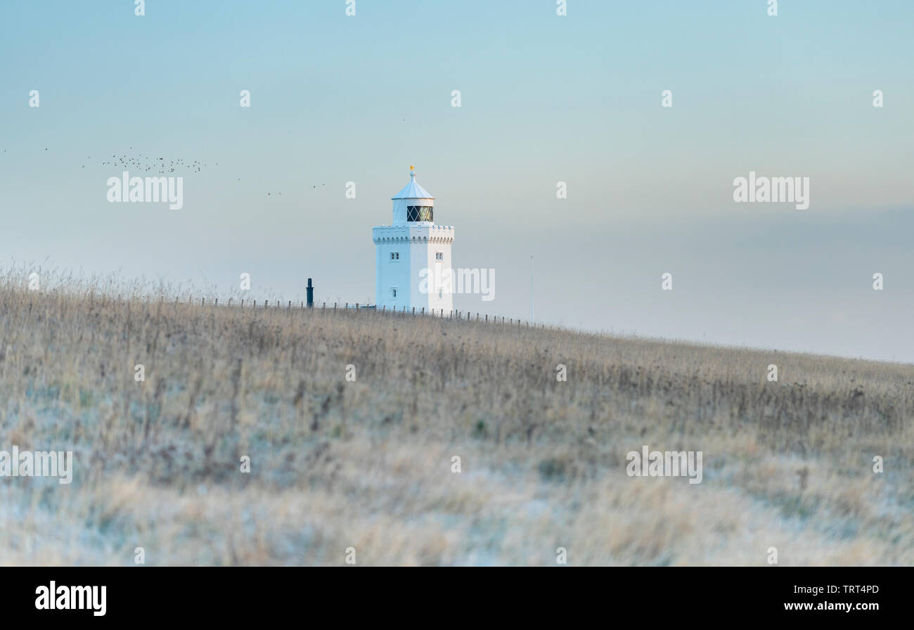 Phare avant-pays du Sud sur la côte du Kent nr Dover sur un matin glacial. Banque D'Images