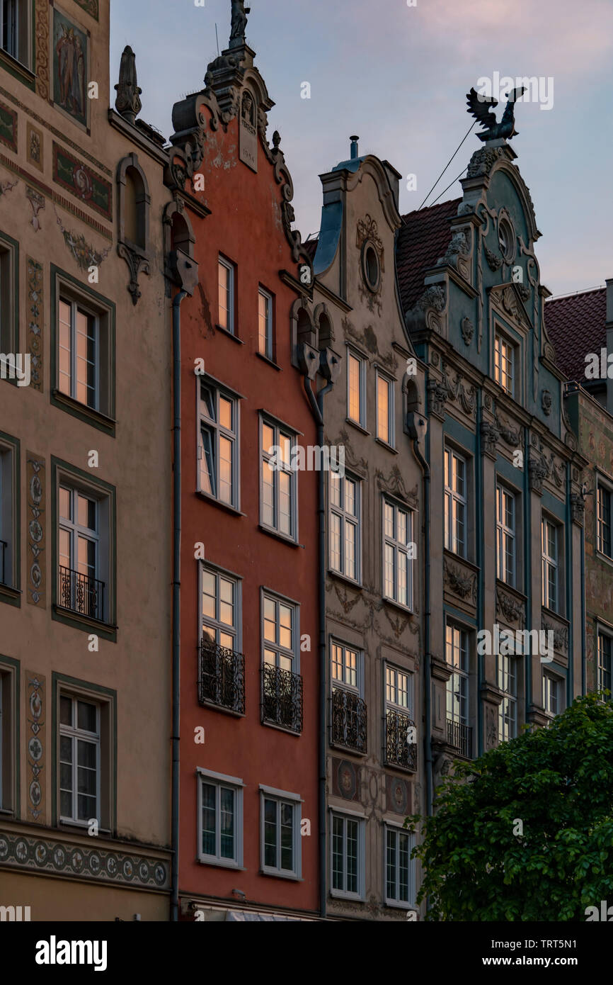 Cette jolie et pittoresque rue appelée Long Market est le plus touristique à pied, dans le quartier de la vieille ville de Gdansk en Pologne. Juste à l'intérieur de la porte verte Banque D'Images
