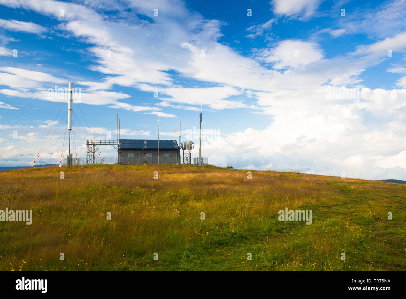 La station de communication et étonnante matin dans les mat Gerlitzen en Autriche.Vue sur les montagnes de Slovénie. Banque D'Images