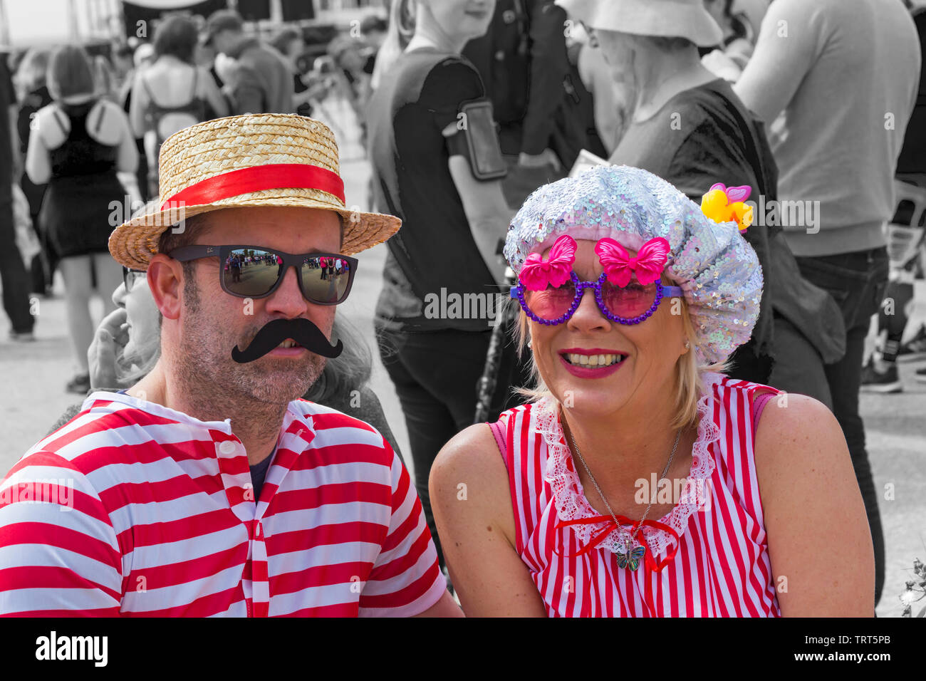 Couple dressed in costumes de bains victorienne pour la course pour la vie à Bournemouth, Dorset UK en Juin Banque D'Images