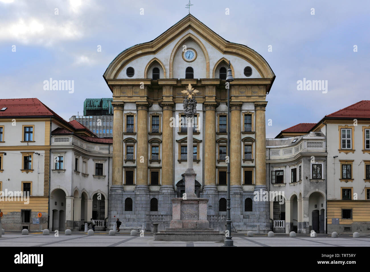 Façade de l'église Holy Trinity, des Ursulines, place du Congrès, la ville de Ljubljana, Slovénie, Europe Banque D'Images