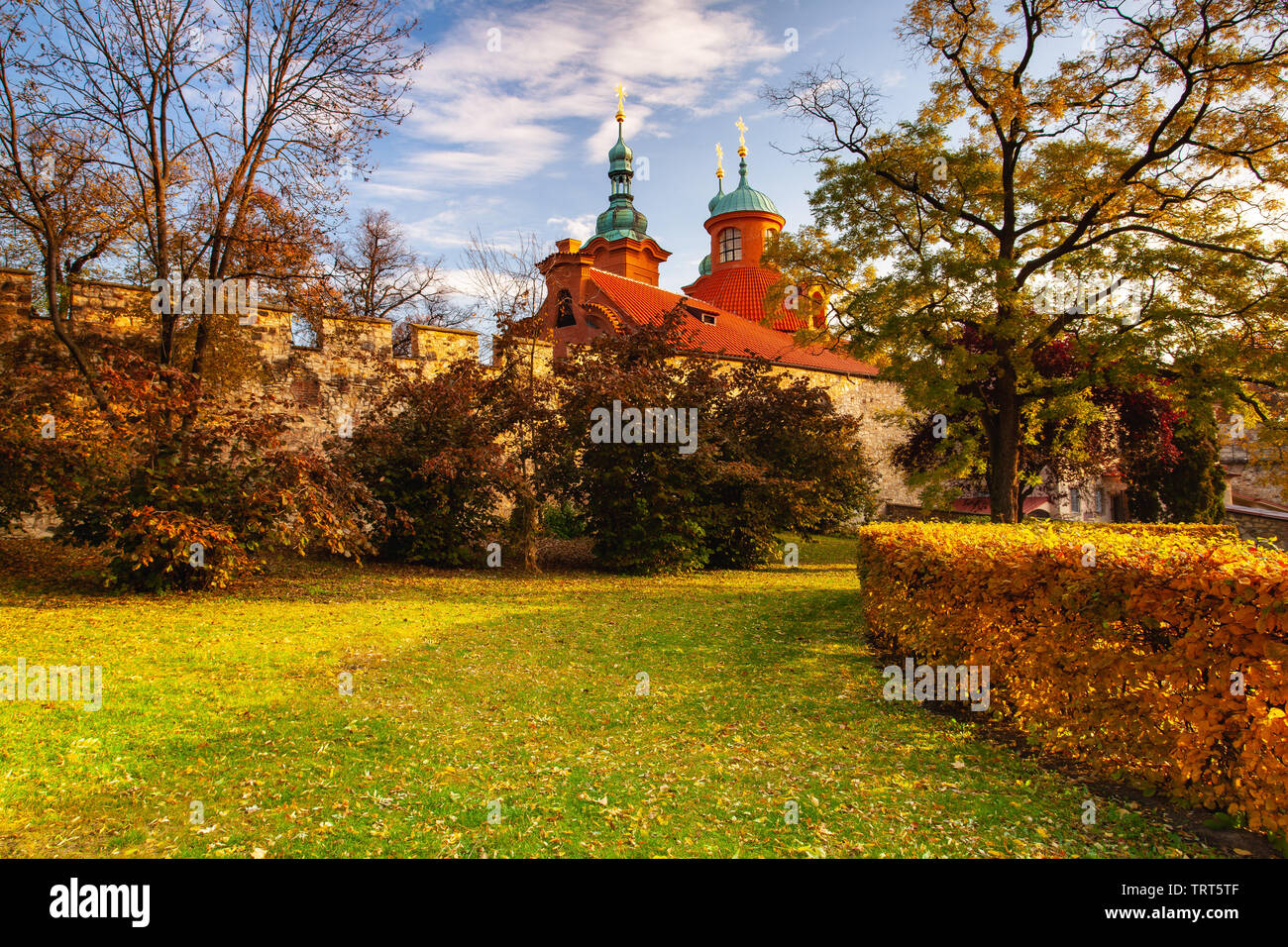 L'église de Saint Laurent à Prague est une église de l'ancienne église catholique de la République tchèque. Matin d'automne dans le jardin de Petrin, à Prague Banque D'Images