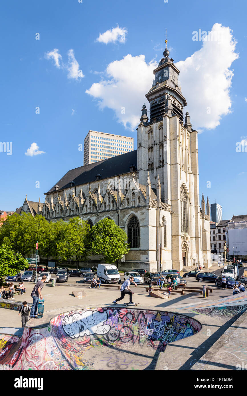 Les gens de la planche à roulettes et se reposant dans le skatepark des Ursulines square au pied de l'église de Notre Dame de la Chapelle à Bruxelles, Belgique. Banque D'Images