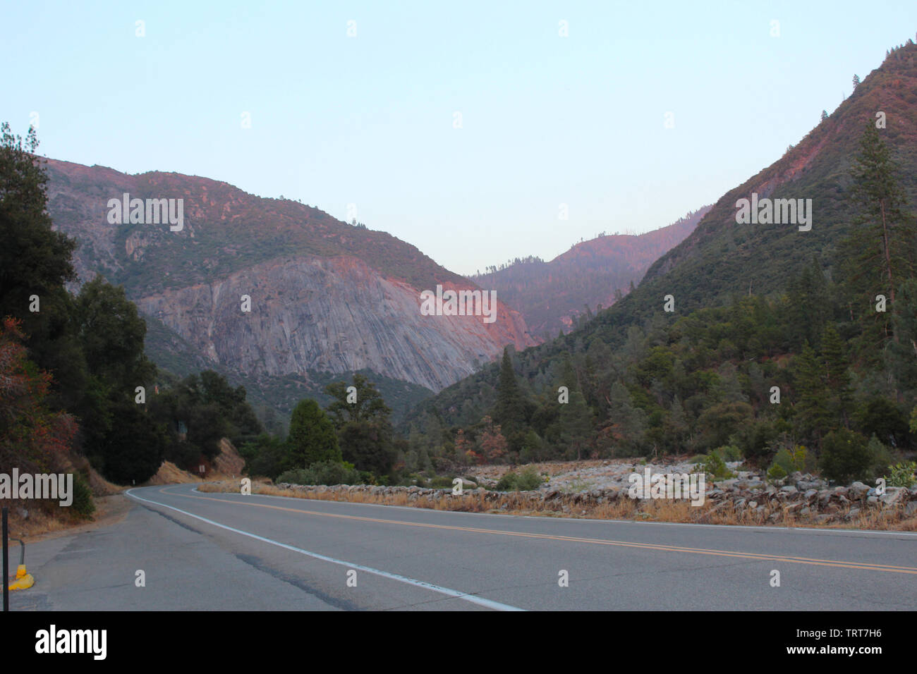 Route panoramique en direction de Yosemite National Park Banque D'Images