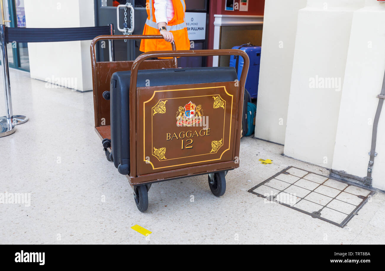 Chariot à bagages Bagages Pullman avec des valises à l'entrée de l'établissement Belmond Venice Simplon Orient Express departure lounge, la gare Victoria de Londres Banque D'Images
