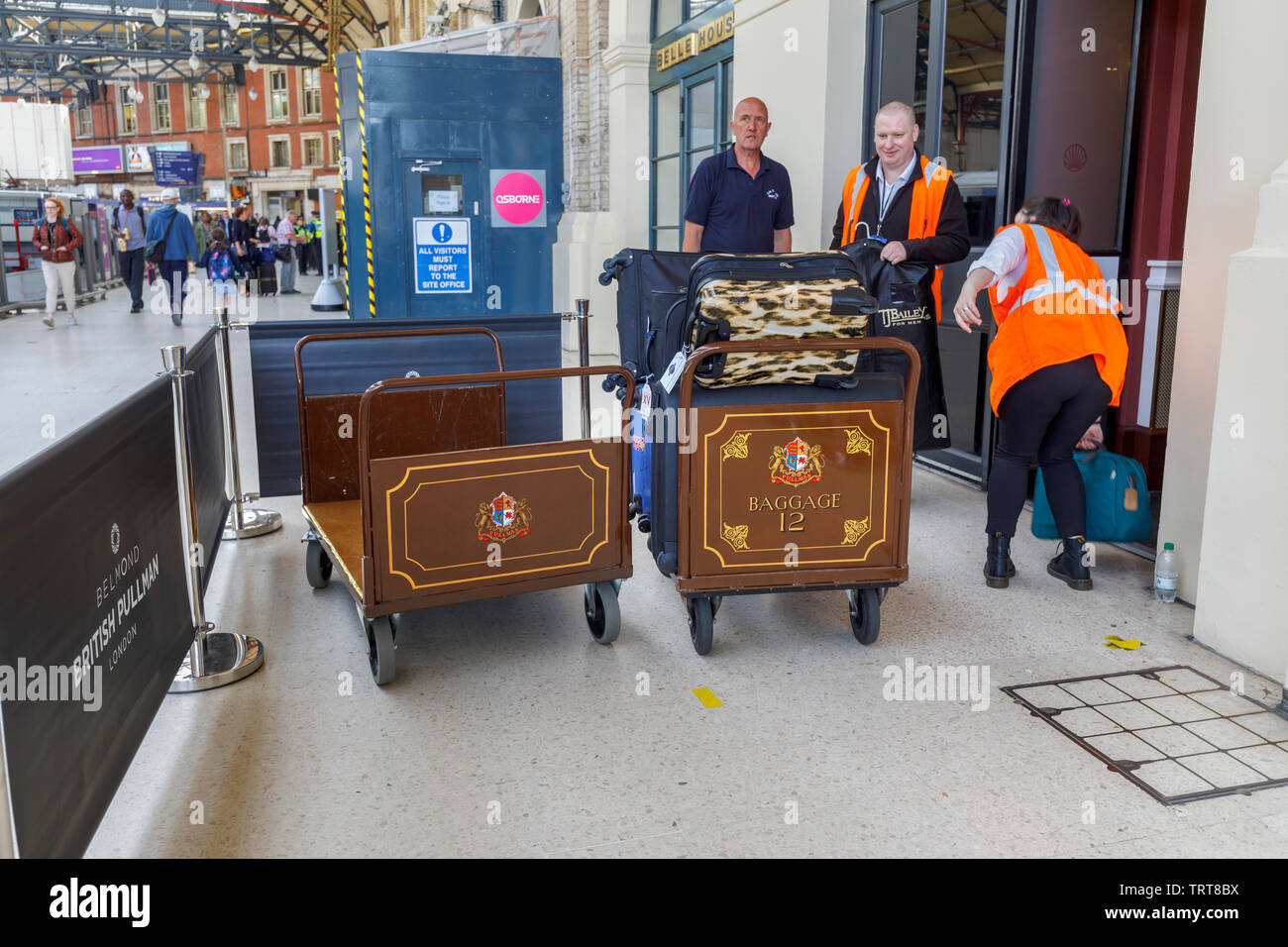 Assurance bagages Pullman trollies avec des valises à l'entrée de l'établissement Belmond Venice Simplon Orient Express departure lounge, la gare Victoria de Londres Banque D'Images