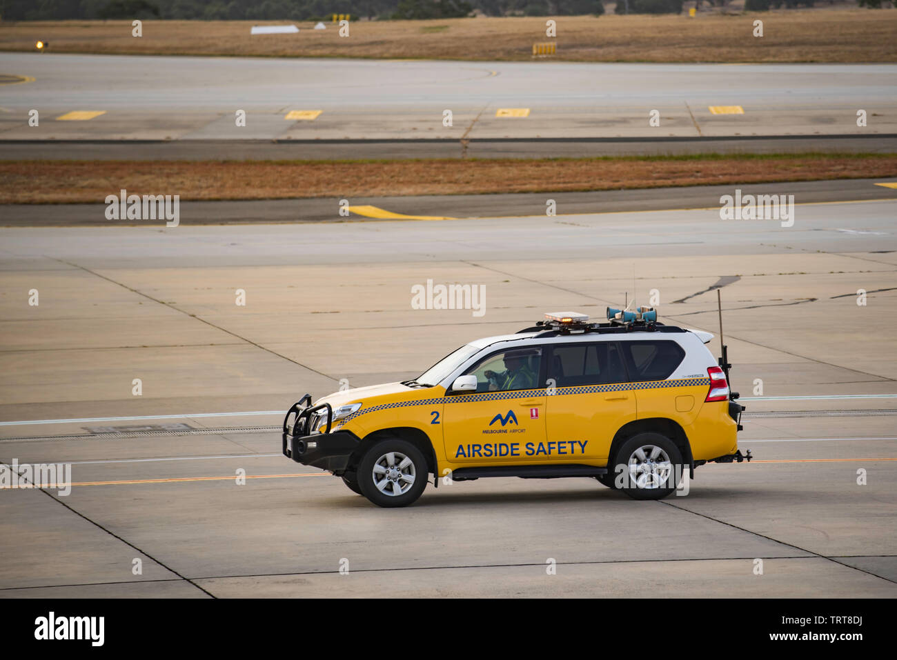 La sécurité côté piste d'un véhicule roulant à proximité d'une piste à l'aéroport de Melbourne et mainTullamarine à Victoria, Australie Banque D'Images