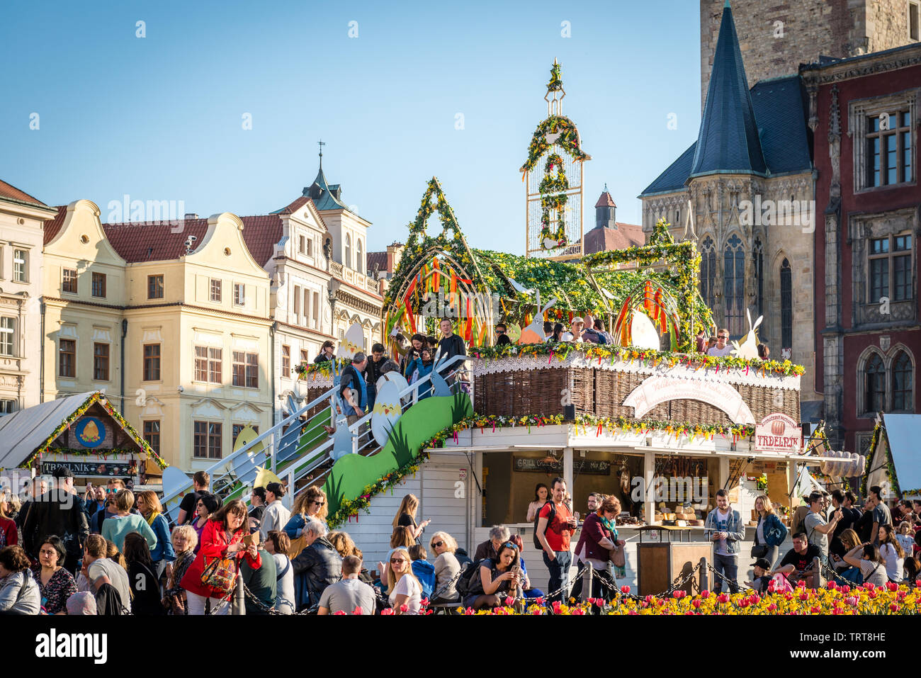 Prague, République tchèque - Avril 19, 2019 personnes visitent : Marché de Pâques place de la Vieille Ville à Prague, République Tchèque Banque D'Images