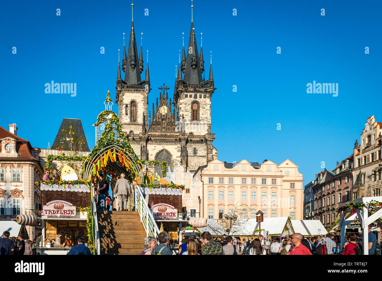 Prague, République tchèque - Avril 19, 2019 personnes visitent : Marché de Pâques place de la Vieille Ville à Prague, République Tchèque Banque D'Images