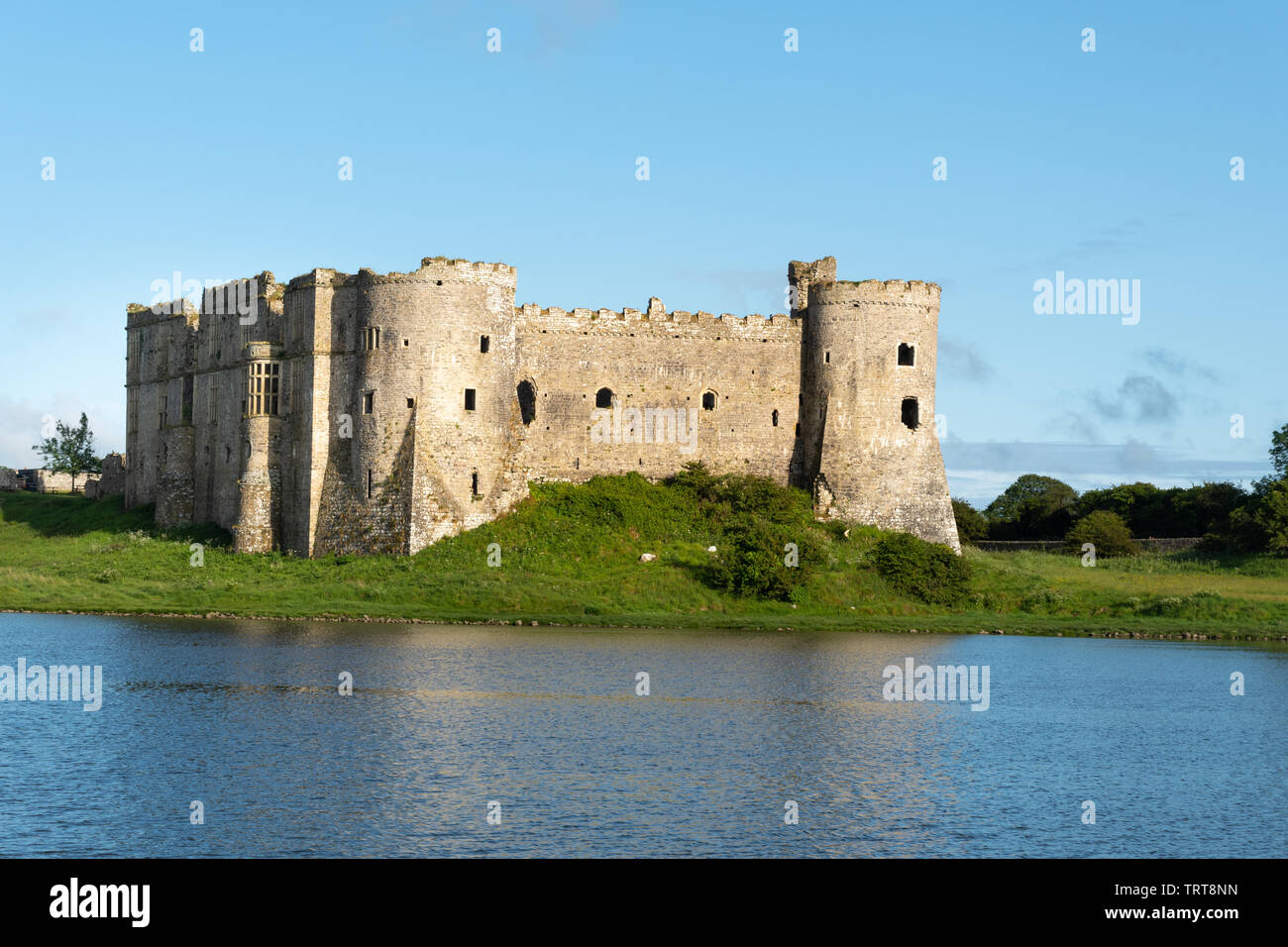 Château de Carew et étang à Pembrokeshire, Pays de Galles, Royaume-Uni Banque D'Images
