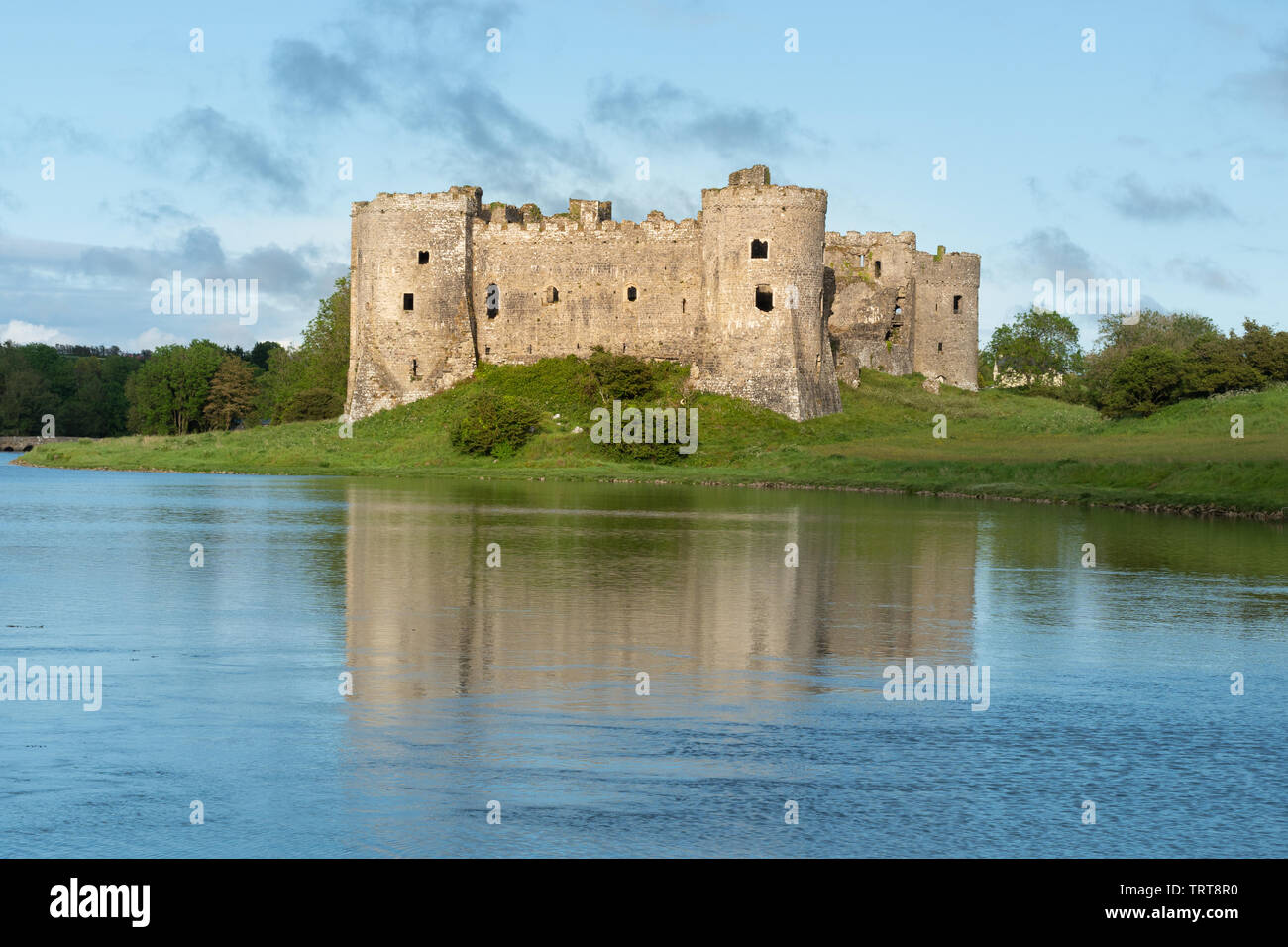 Château de Carew et étang à Pembrokeshire, Pays de Galles, Royaume-Uni Banque D'Images