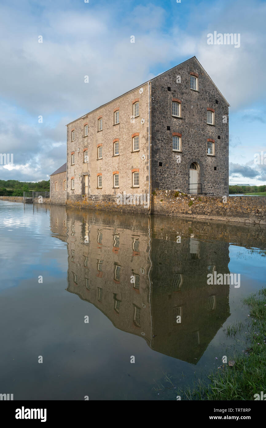 Moulin à marée de Carew et bassin, le seul moulin à marée restauré au Pays de Galles, construit au début du 19ème siècle, Pembrokeshire, Pays de Galles, Royaume-Uni Banque D'Images