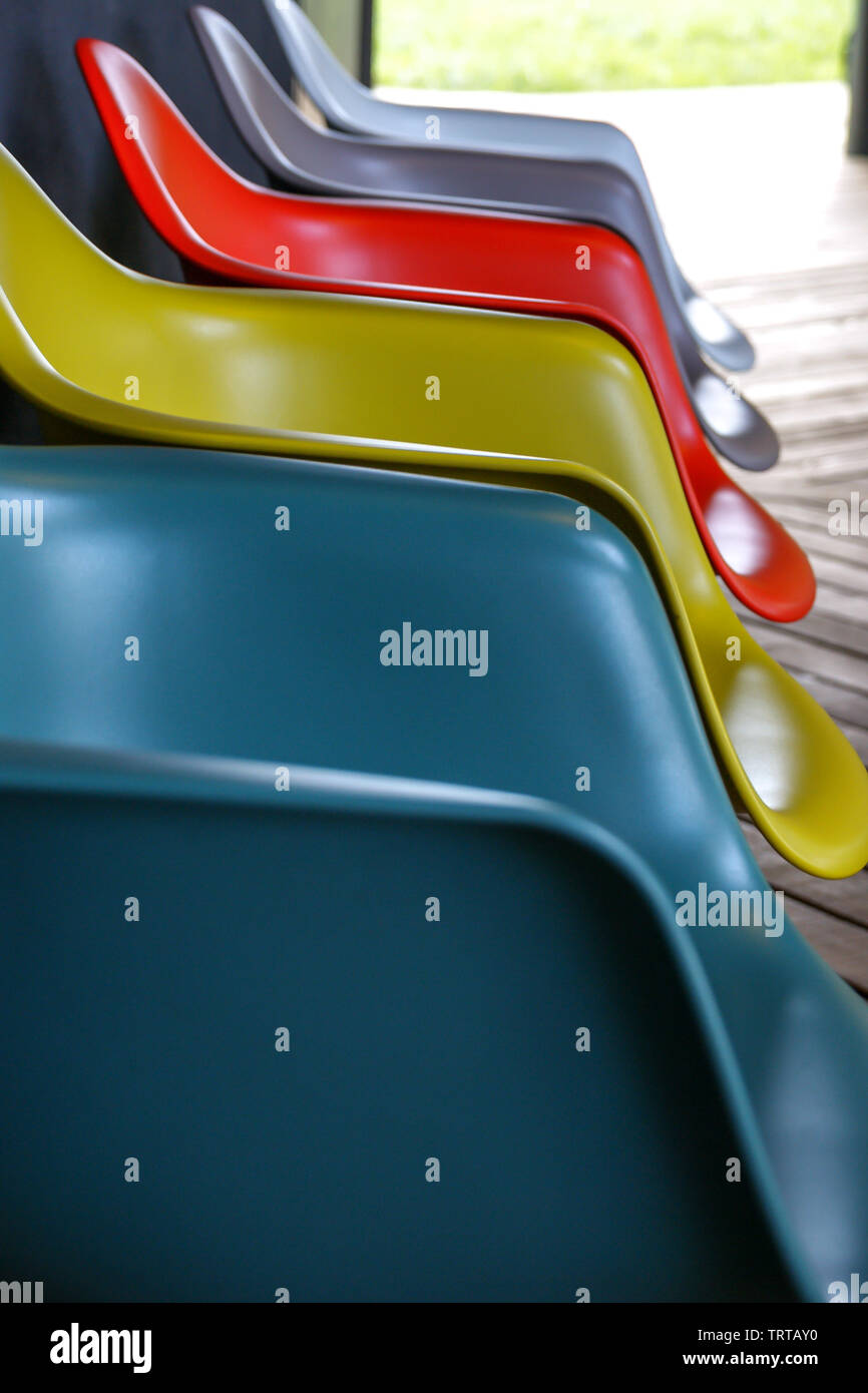 Chaises colorées au musée vita Banque D'Images