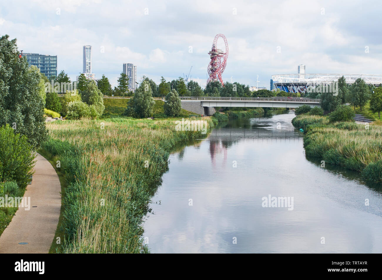 Le nord du parc dans le Parc olympique de Londres, Stratford, à au sud vers le stade de Londres, le long de la rivière Lea Banque D'Images