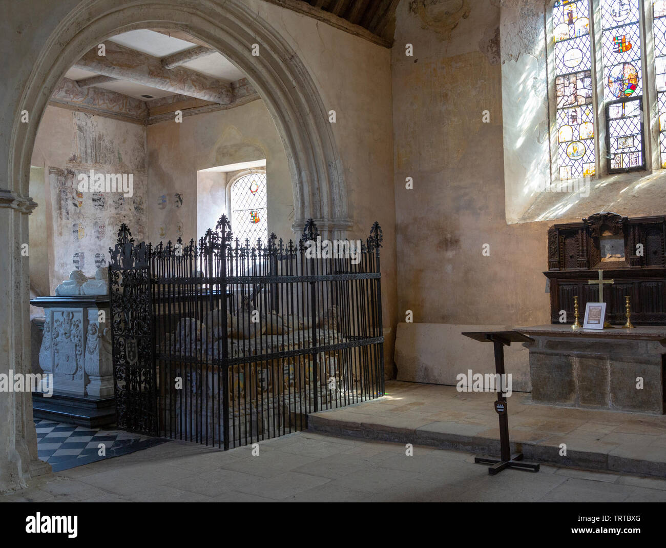 Farleigh Hungerford castle, Somerset, England, UK intérieur de chapelle avec autel et tombes familiales Banque D'Images