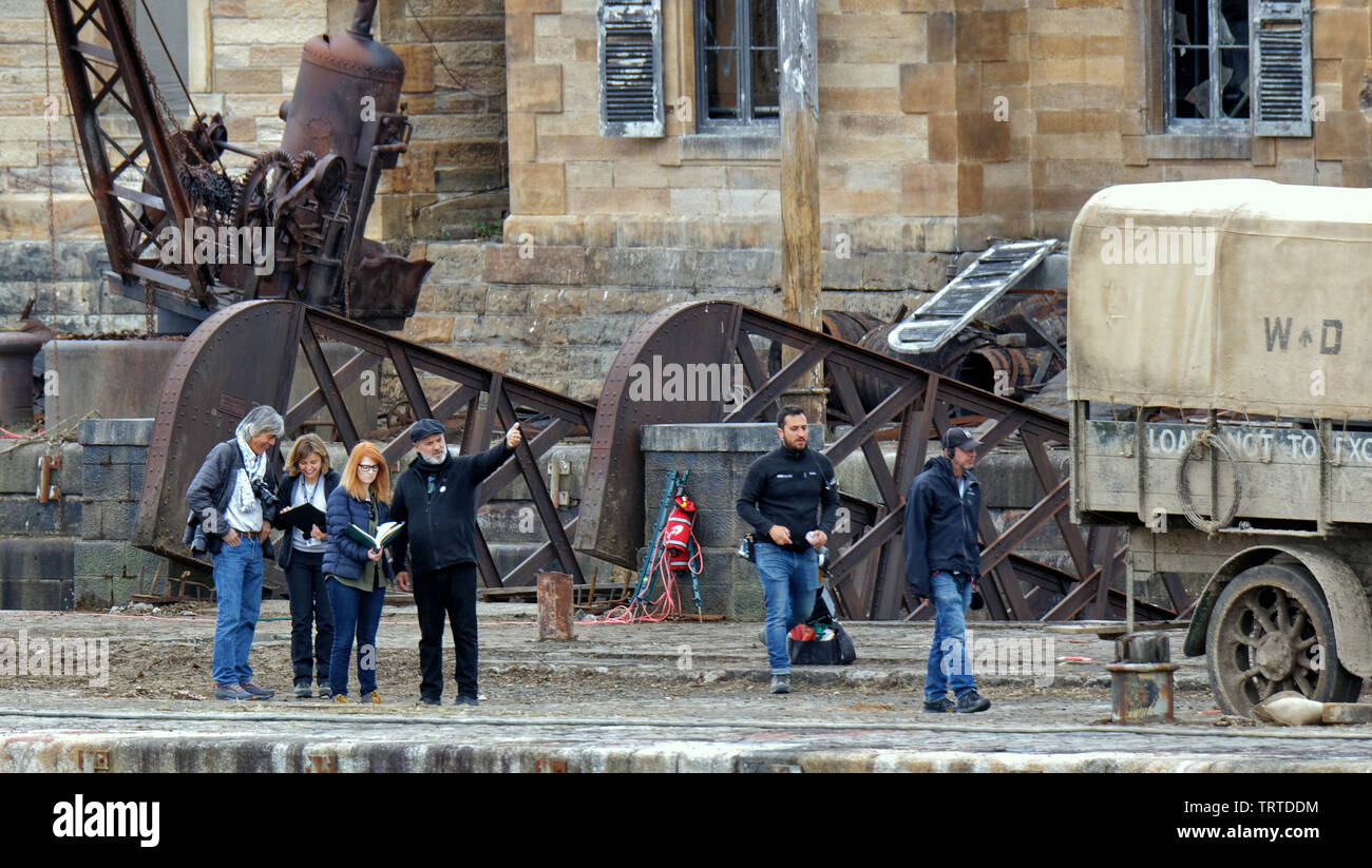 Glasgow, Écosse, Royaume-Uni 12 juin 2019. La fumée sur l'eau alors que Steven Spielberg, premier film de guerre mondiale « 1917 » continue à filmer dans les quais de Graving de Govan sur les rives de la rivière Clyde dans la ville aujourd'hui comme Sam Mendes dirige les acteurs fanous vêtus de soldats britishww1 avec des camions d'époque avec François Duhamel Krysy Wilson-Cairns (à gauche) le redehead. Crédit: Gerard Ferry/ Alay Live News Banque D'Images