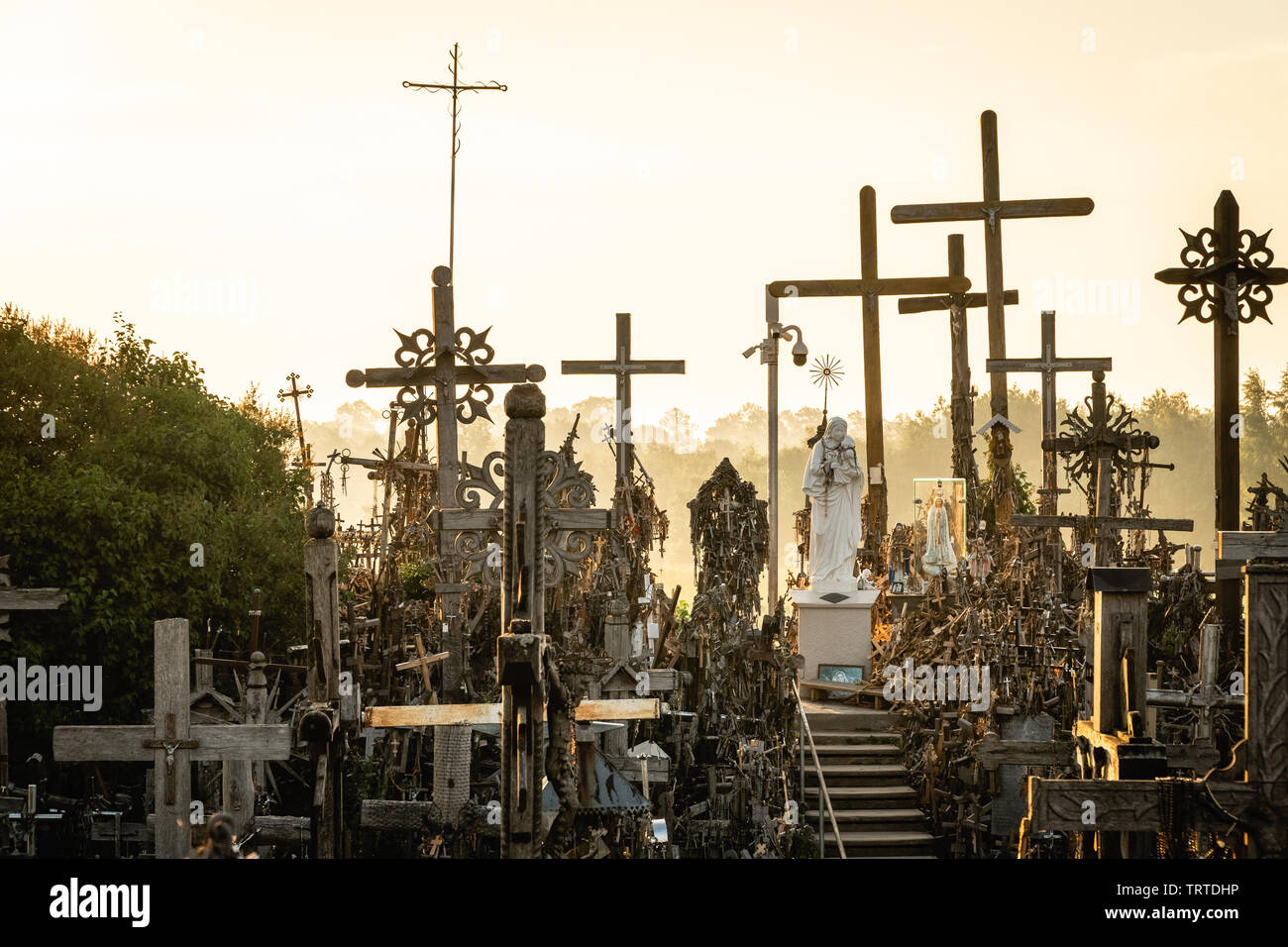 Tas de croix de bois en été lever du soleil Colline des Croix est un lieu de pèlerinage. Banque D'Images