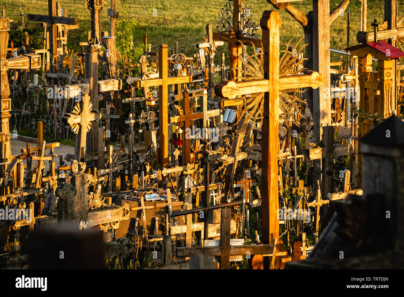 Tas de croix de bois en été lever du soleil Colline des Croix est un lieu de pèlerinage. Banque D'Images