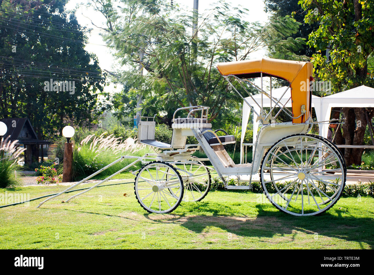 Rickshaw vélo vintage classique à l'extérieur pour les Thaïlandais et les voyageurs étrangers visiter et prendre des photos dans un café et resort à Nakhon Ratchasim Banque D'Images