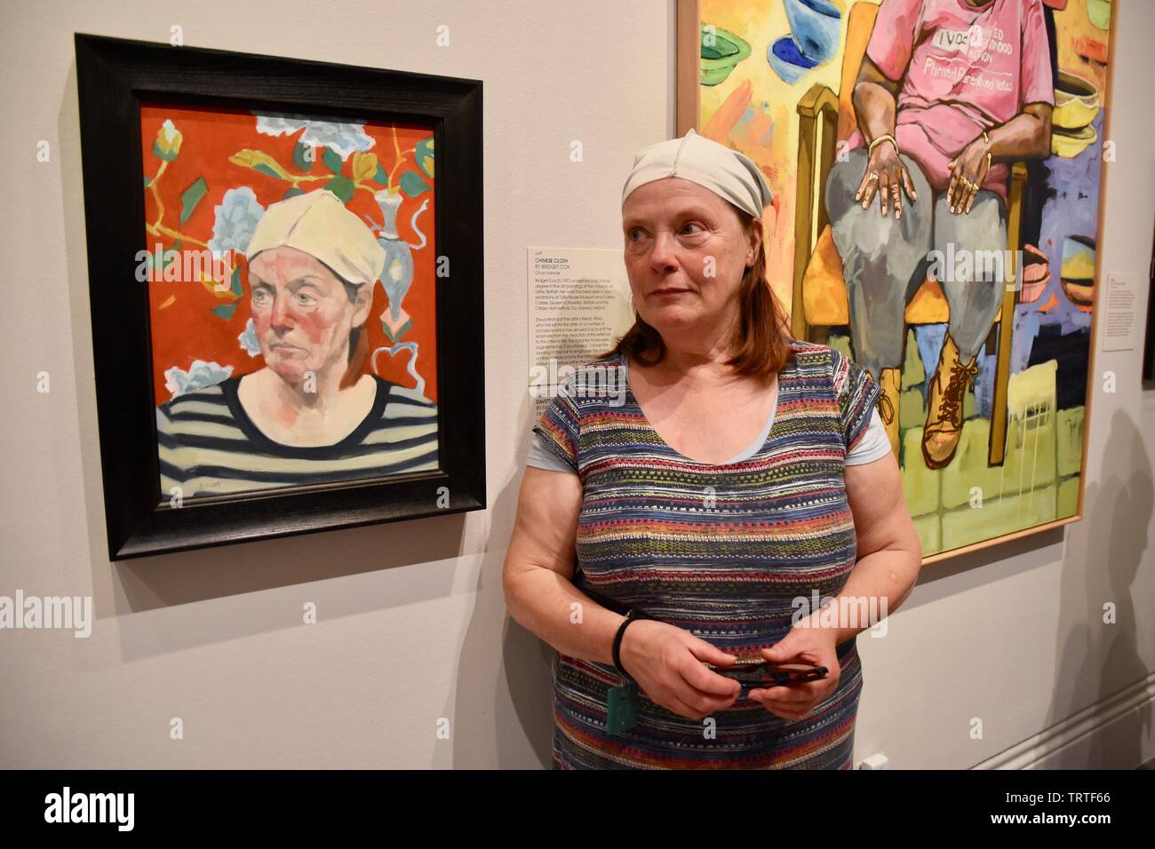 Londres, Royaume-Uni. Tissu chinois par Bridget Cox.Model Hilary Lintow. Portrait Award 2019 BP Vue de la presse, l'exposition est présentée du 13 juin au 20 octobre 2019. National Portrait Gallery, St Martin's Place, Londres. UK Crédit : michael melia/Alamy Live News Banque D'Images