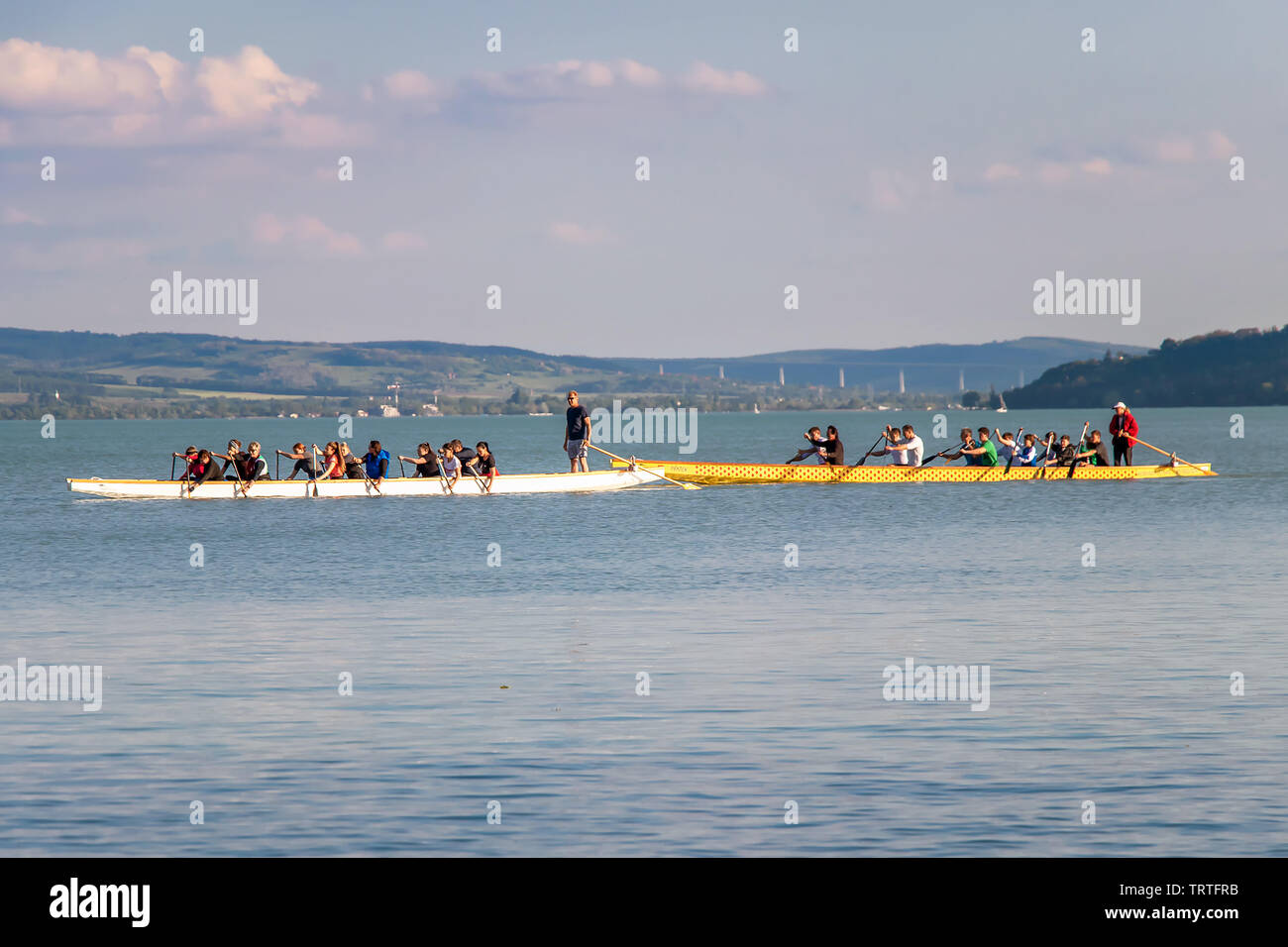 La formation des équipes d'aviron de compétition sur le Lac Balaton à Balatonfüredi boat station, Hongrie Banque D'Images