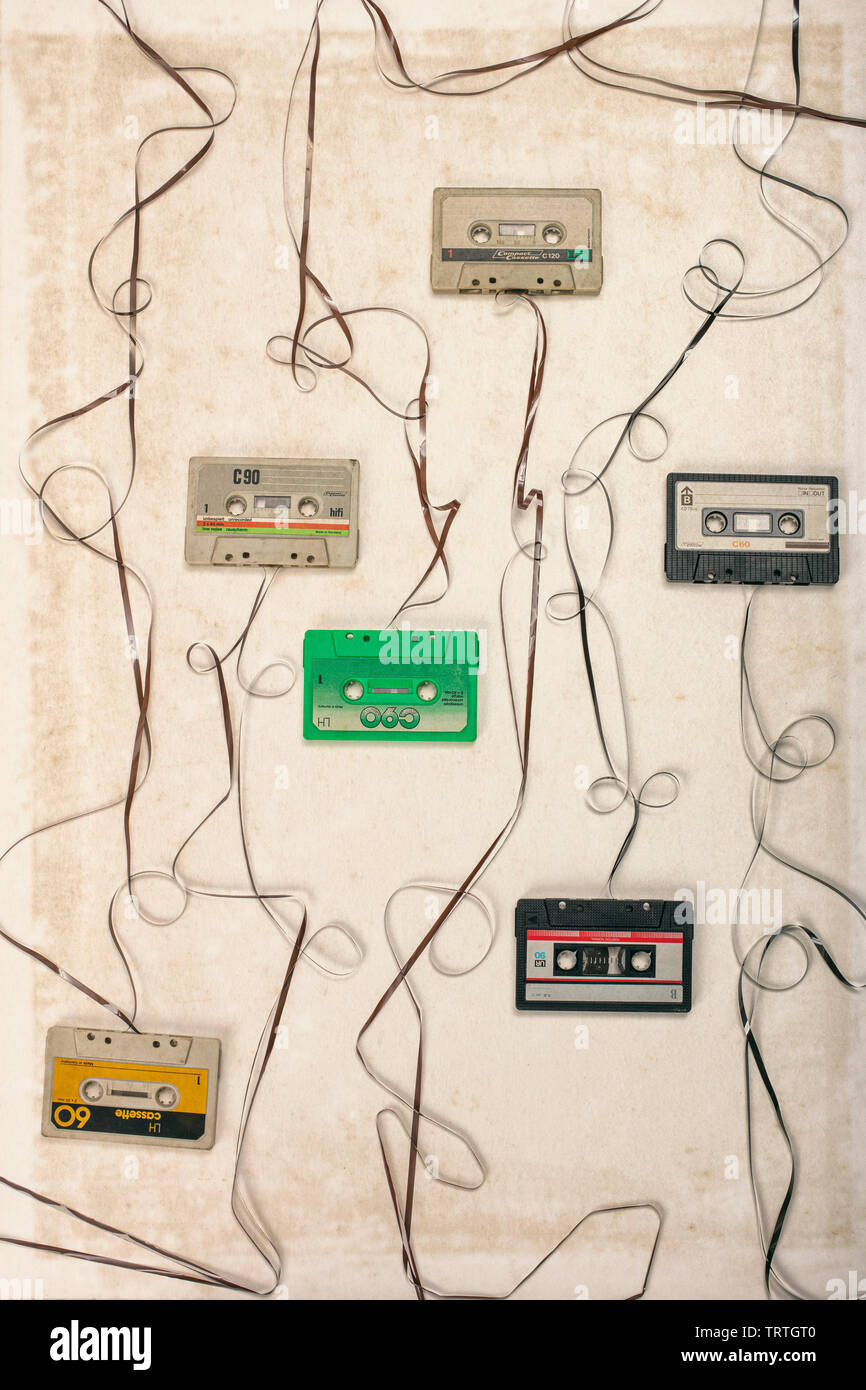 Cassette audio vintage avec natro abstract, concept d'une technologie dépassée. Image Style de mise à plat. Banque D'Images