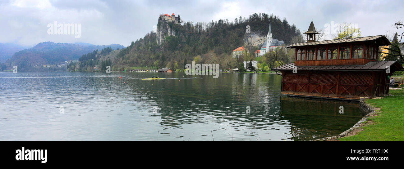 Printemps sur le lac de Bled, Bled ville, Alpes Juliennes, en Slovénie, en Europe. Banque D'Images