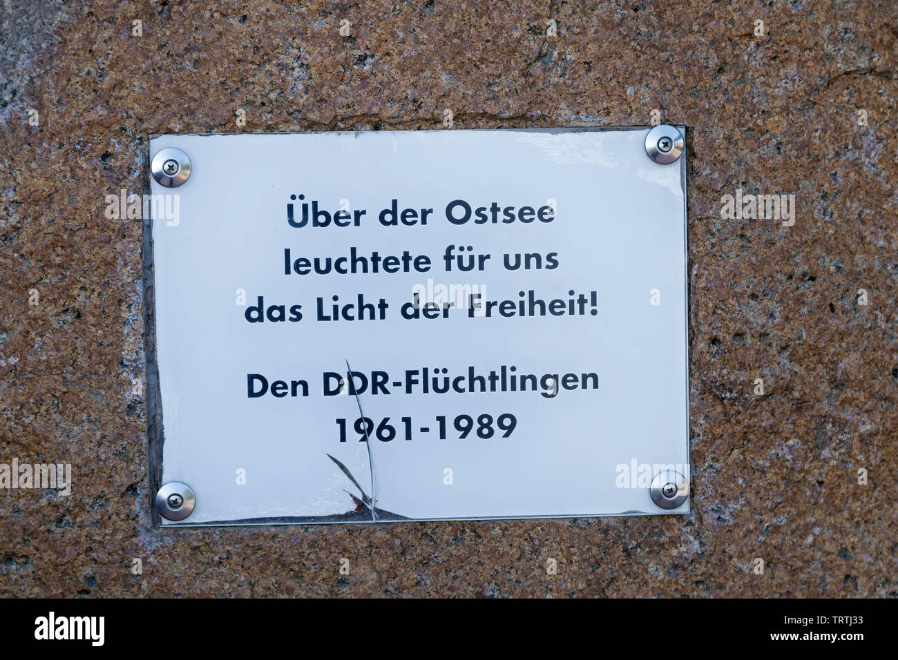 Pierre commémorative de la RDA et signe, Boltenhagen, Schleswig-Holstein, Allemagne Banque D'Images