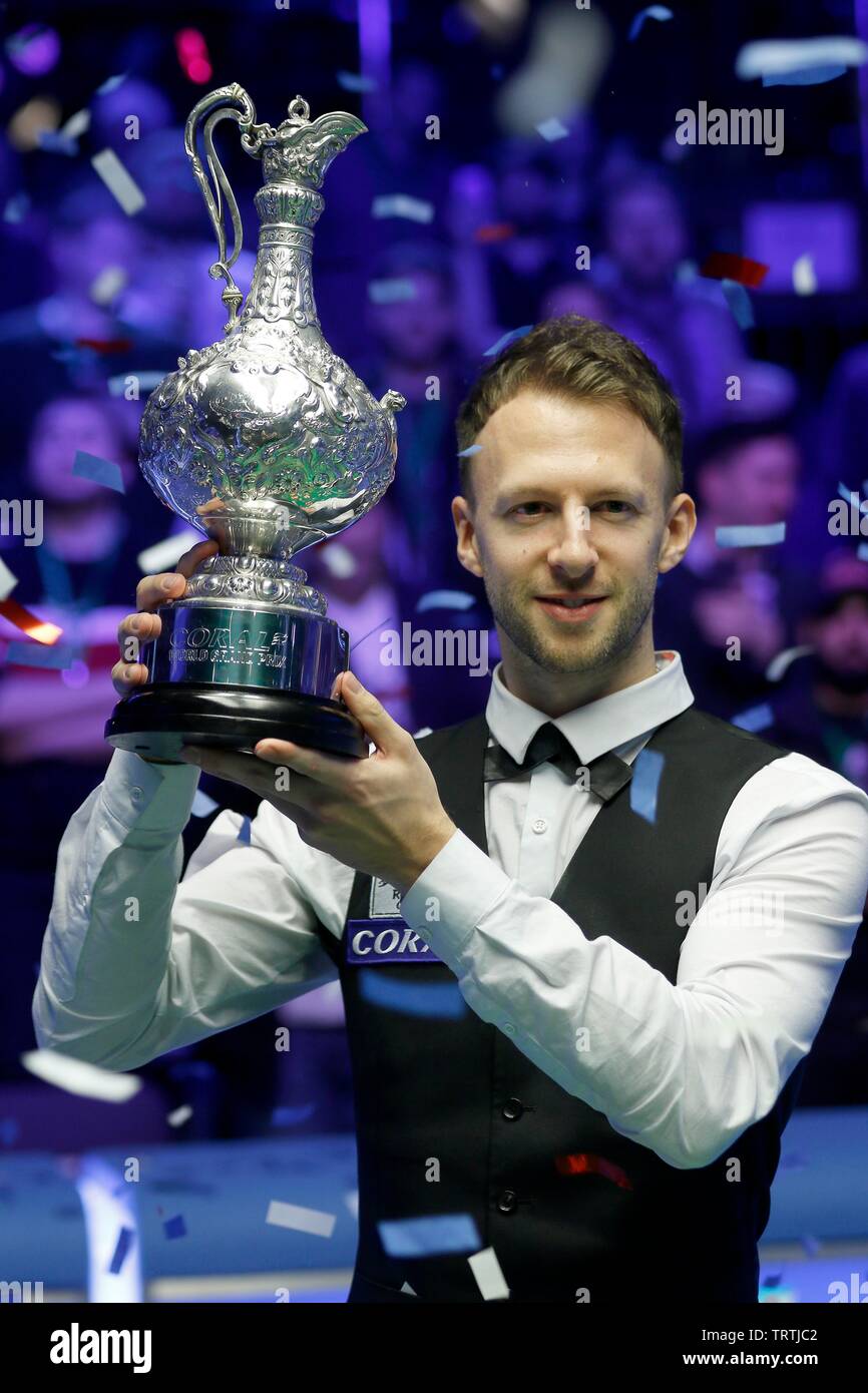 Judd Trump de Bristol, remporte la finale de la Coral World Grand Prix snooker championships, frappant et Ali Carter, qui a eu lieu dans le centaure à Cheltenha Banque D'Images