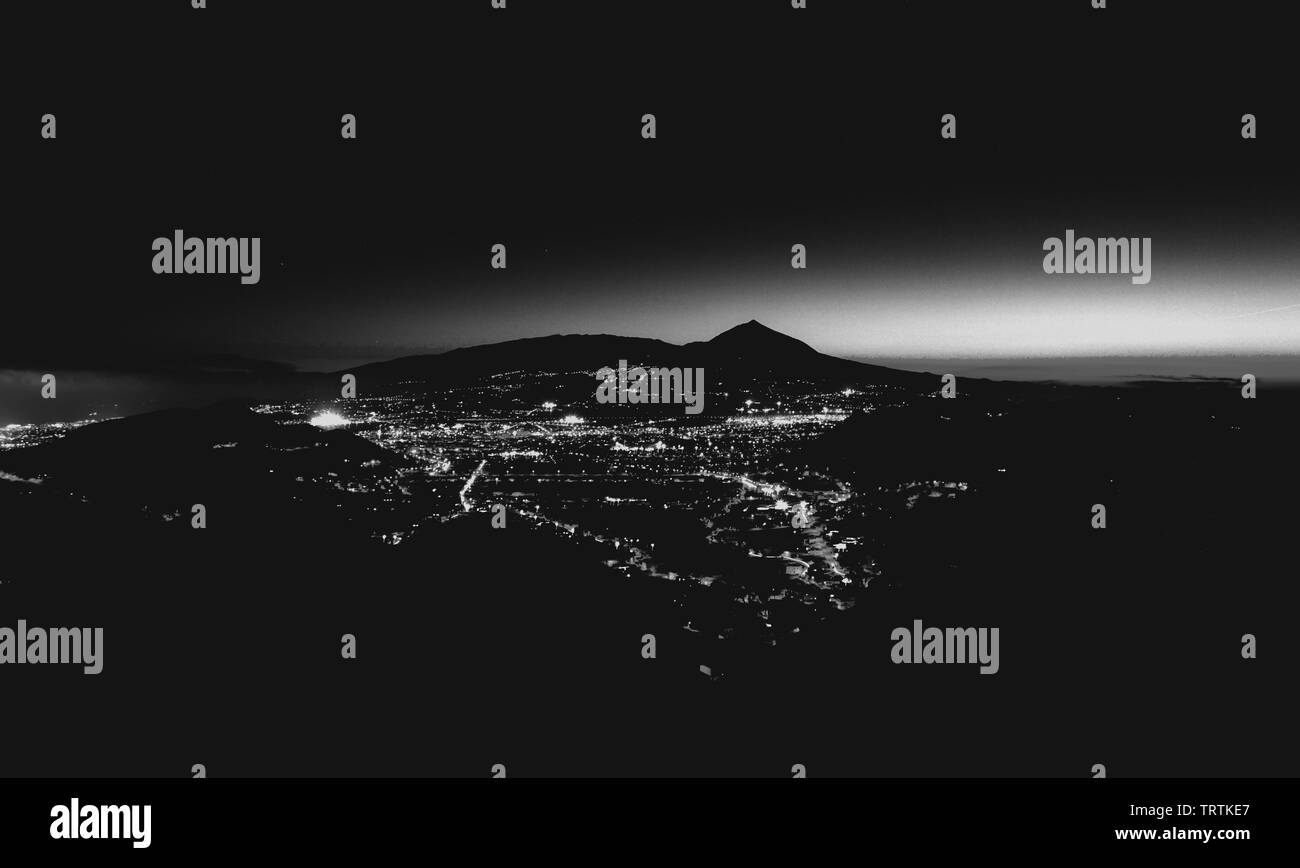 La photographie de nuit de volcan el Teide. Tenerife, Espagne, Îles Canaries. Longue exposition. Paysage. Banque D'Images