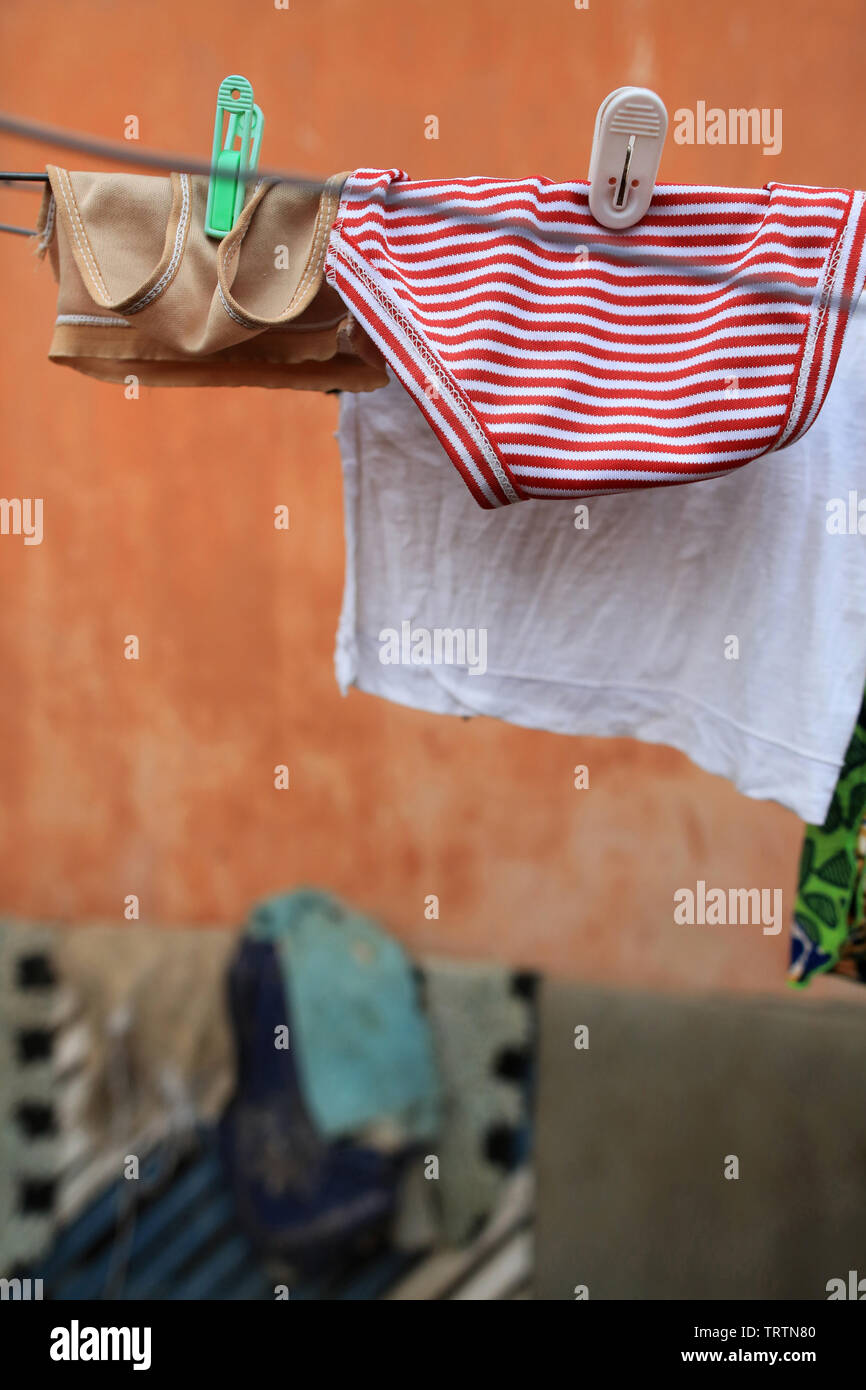 Culottes séchant sur une corde. Lomé. Le Togo. Afrique de l'Ouest. Banque D'Images