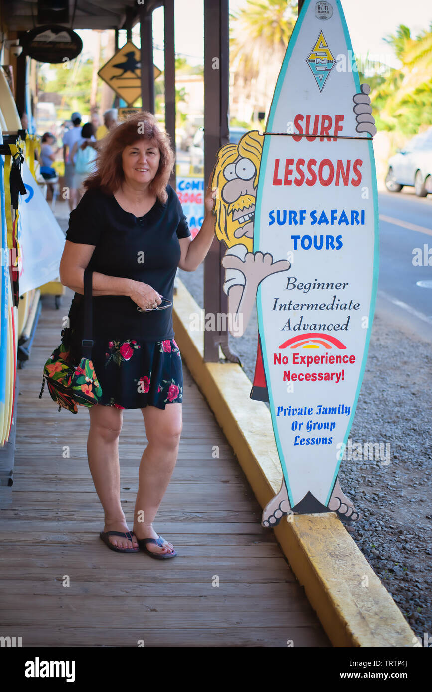 Oahu, Hawaii, USA 10/06/2016. Belle femme à l'extérieur surf shop NorthShore Oahu Banque D'Images