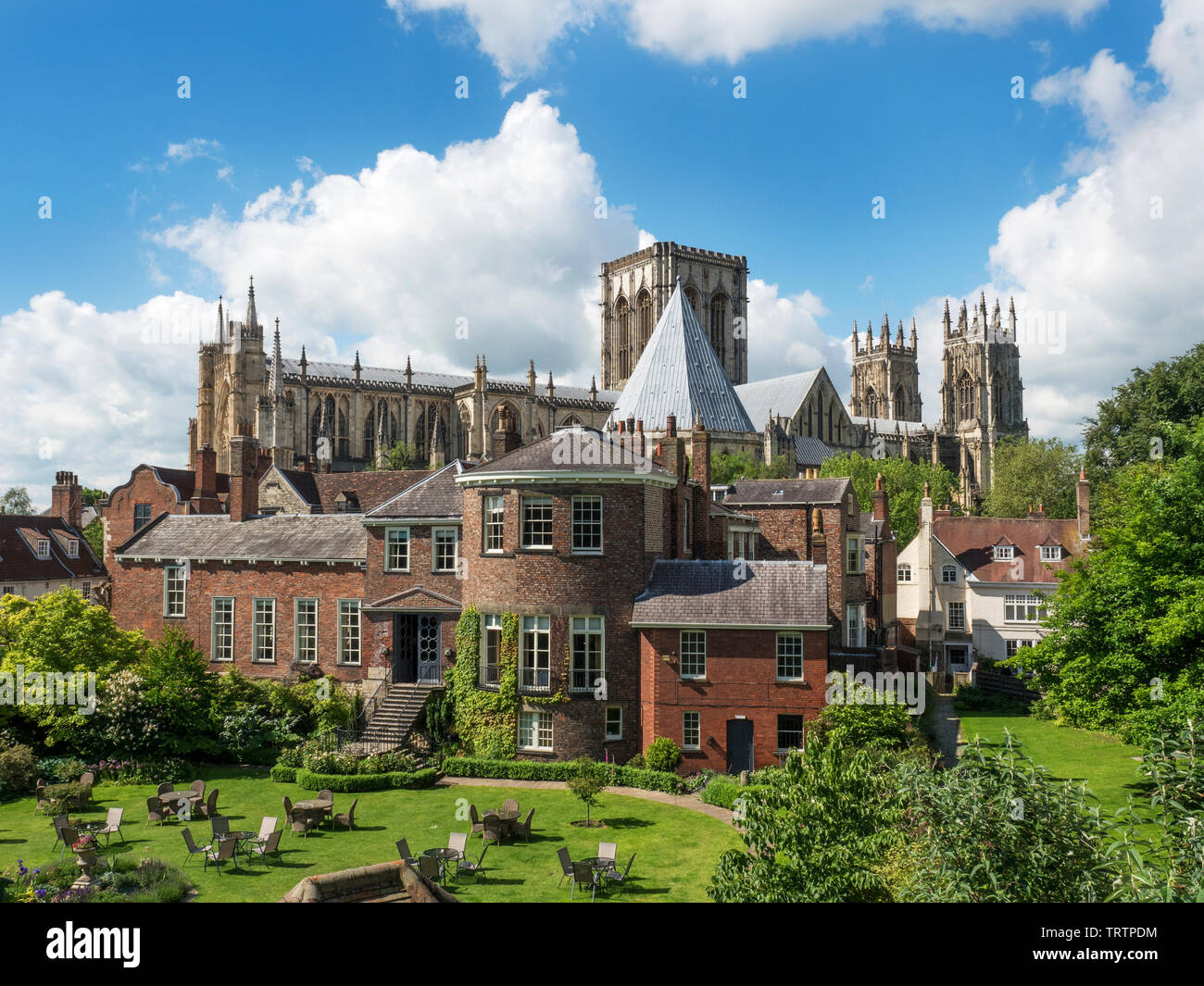 Vue sur le côté nord de la cathédrale de York des murs de la ville près de Monk Bar Ville de York Yorkshire Angleterre Banque D'Images