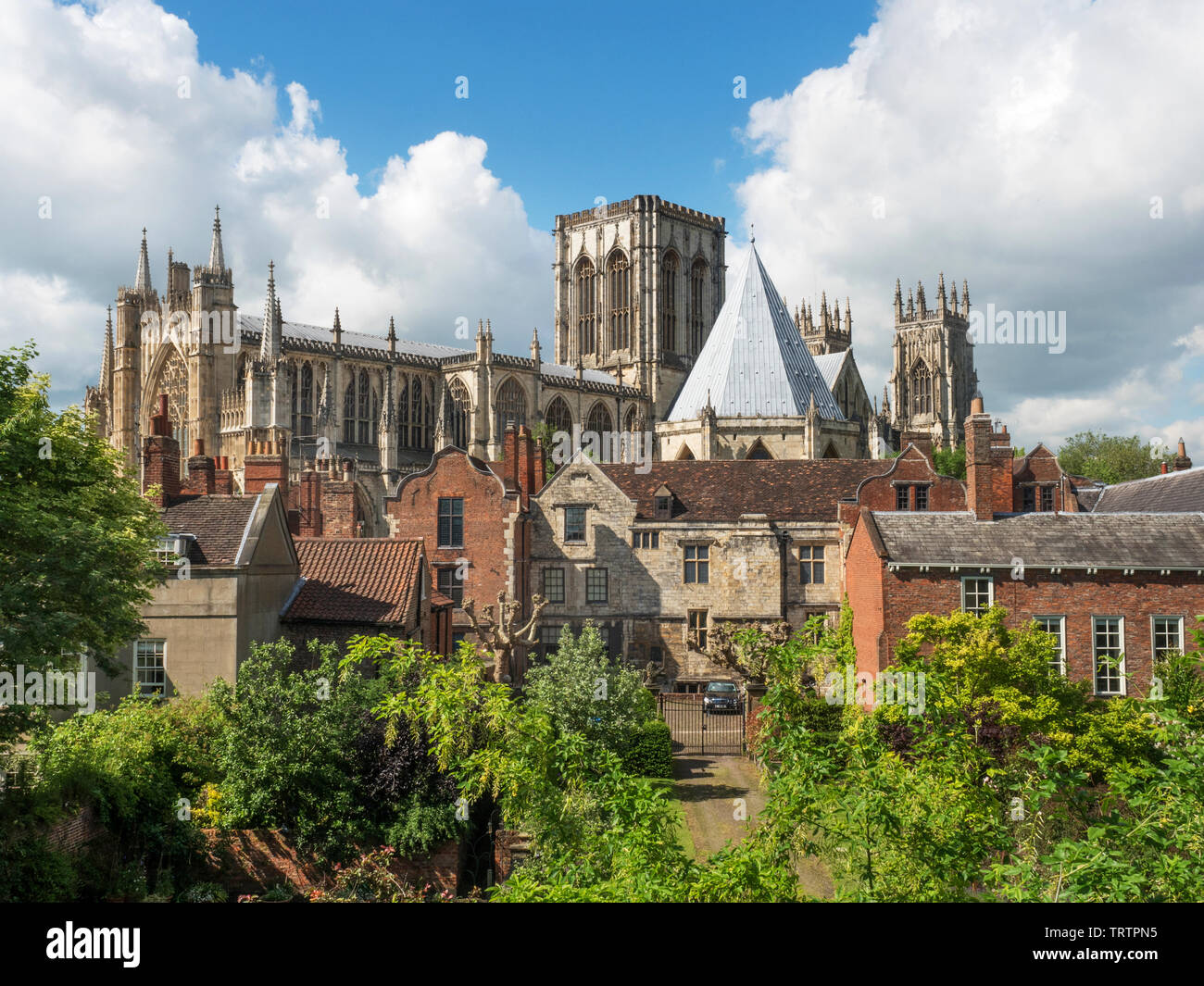 Vue sur le côté nord de la cathédrale de York des murs de la ville près de Monk Bar Ville de York Yorkshire Angleterre Banque D'Images