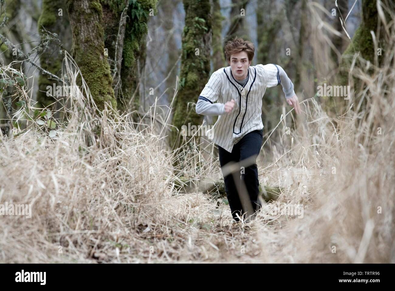 ROBERT PATTINSON dans Twilight (2008). Copyright : Editorial uniquement. Pas de merchandising ou des couvertures de livres. C'est un document distribué au public. Les droits d'accès uniquement, aucune licence de droit d'auteur prévue. Seulement pour être reproduit dans le cadre de la promotion de ce film. Credit : IMPRINT ENTERTAINMENT/MAVERICK FILMS/SUMMIT ENTERTAINMENT/ / Album Banque D'Images