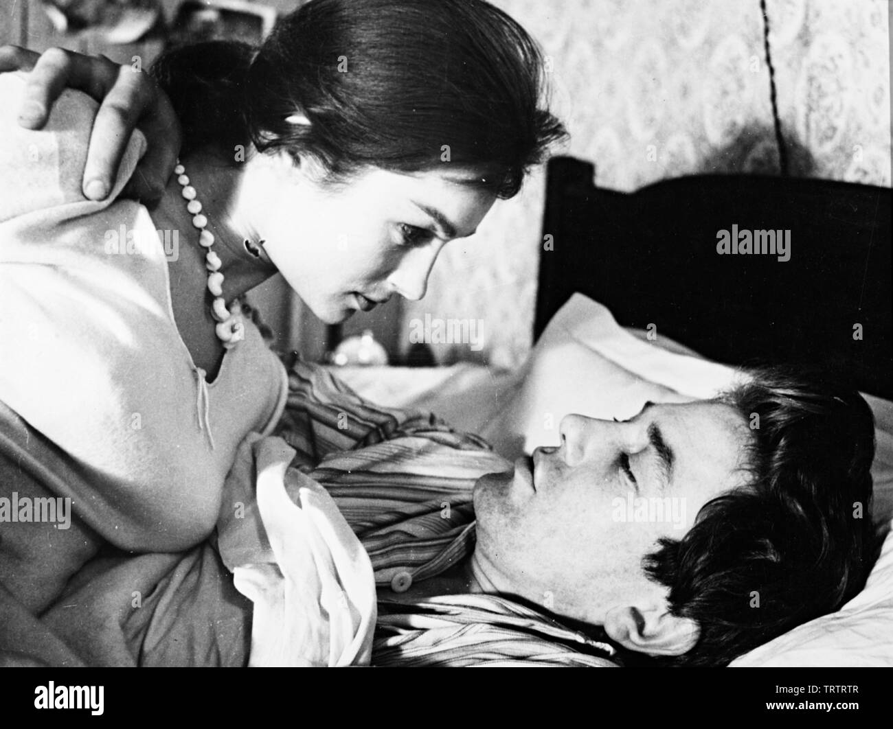 ALBERT FINNEY ET SHIRLEY ANNE FIELD DANS LA NUIT DE SAMEDI ET DIMANCHE MATIN (1960). Copyright : Editorial uniquement. Pas de merchandising ou des couvertures de livres. C'est un document distribué au public. Les droits d'accès uniquement, aucune licence de droit d'auteur prévue. Seulement pour être reproduit dans le cadre de la promotion de ce film. Credit : WOODFALL / Album Banque D'Images