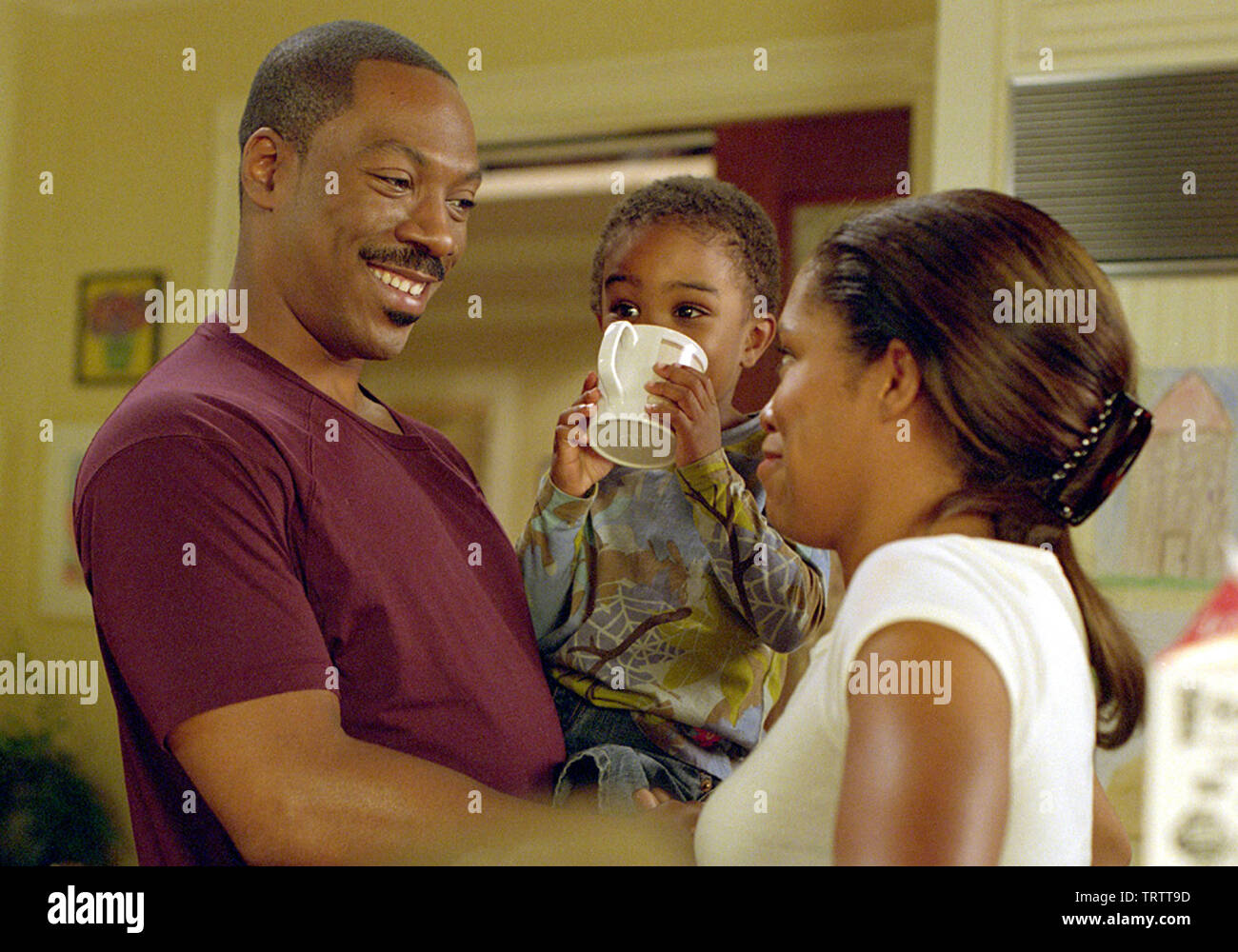 EDDIE MURPHY , REGINA KING et KHAMANI GRIFFIN dans DADDY DAY CARE (2003). Copyright : Editorial uniquement. Pas de merchandising ou des couvertures de livres. C'est un document distribué au public. Les droits d'accès uniquement, aucune licence de droit d'auteur prévue. Seulement pour être reproduit dans le cadre de la promotion de ce film. Crédit : 20TH CENTURY FOX / McBROOM, BRUCE / Album Banque D'Images