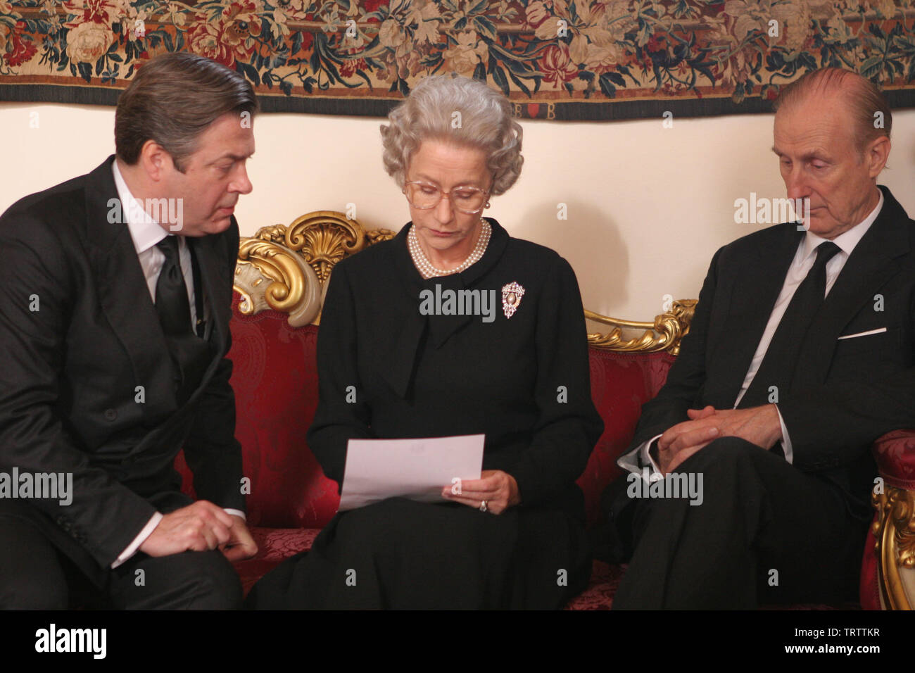 JAMES Cromwell et Helen Mirren dans The Queen (2006). Copyright : Editorial uniquement. Pas de merchandising ou des couvertures de livres. C'est un document distribué au public. Les droits d'accès uniquement, aucune licence de droit d'auteur prévue. Seulement pour être reproduit dans le cadre de la promotion de ce film. Credit : BIM DISTRIBUZIONE/CANAL +/France 3 Cinéma / Album Banque D'Images