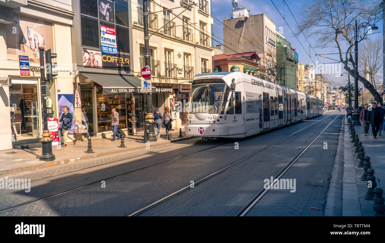 L'avis de tram dans les rues de Sultanahmet. La vie quotidienne à Istanbul. Banque D'Images