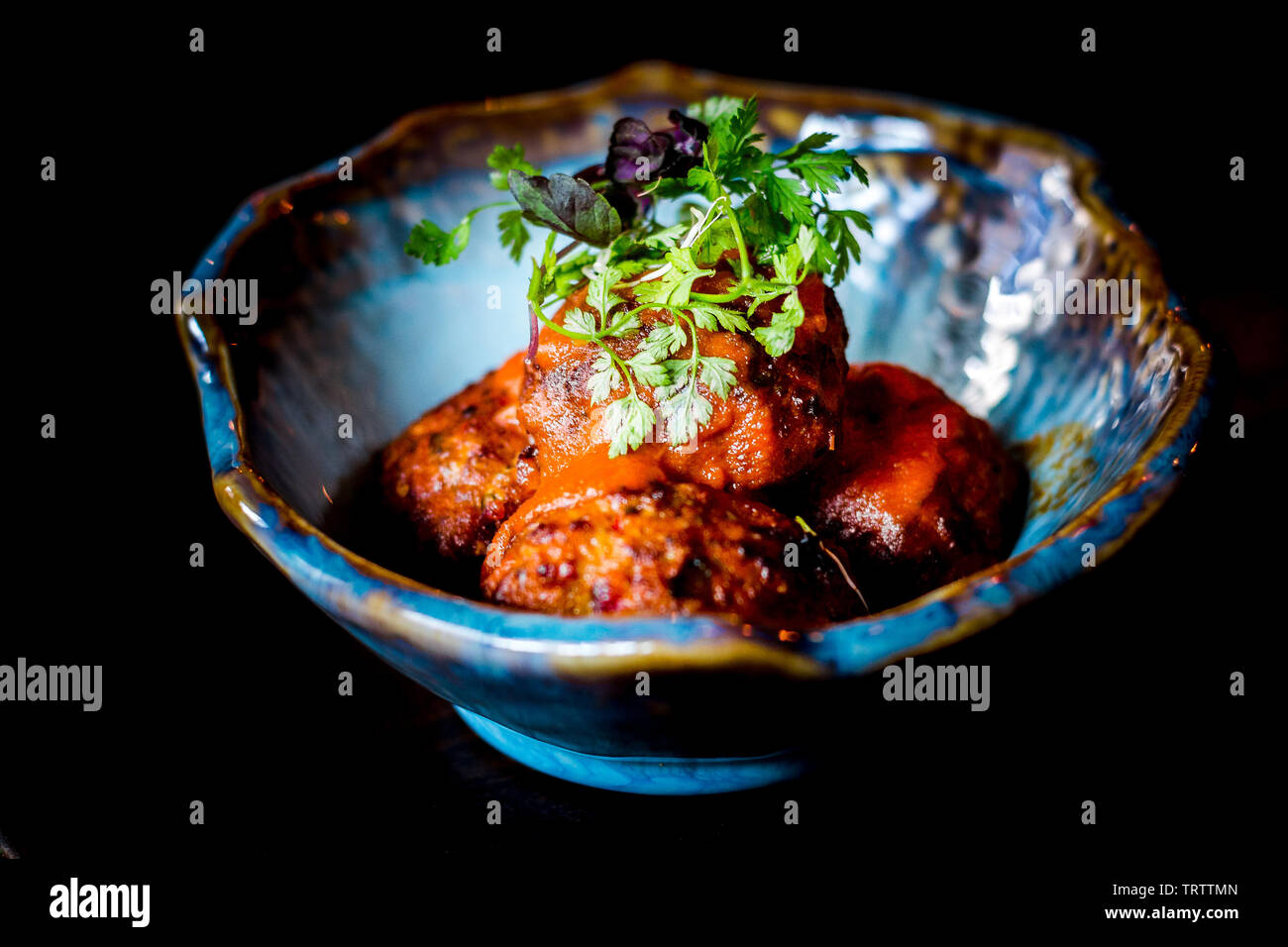 Poulet haché avec de la marinade d'épices jerk compote de tomates au soleil Banque D'Images