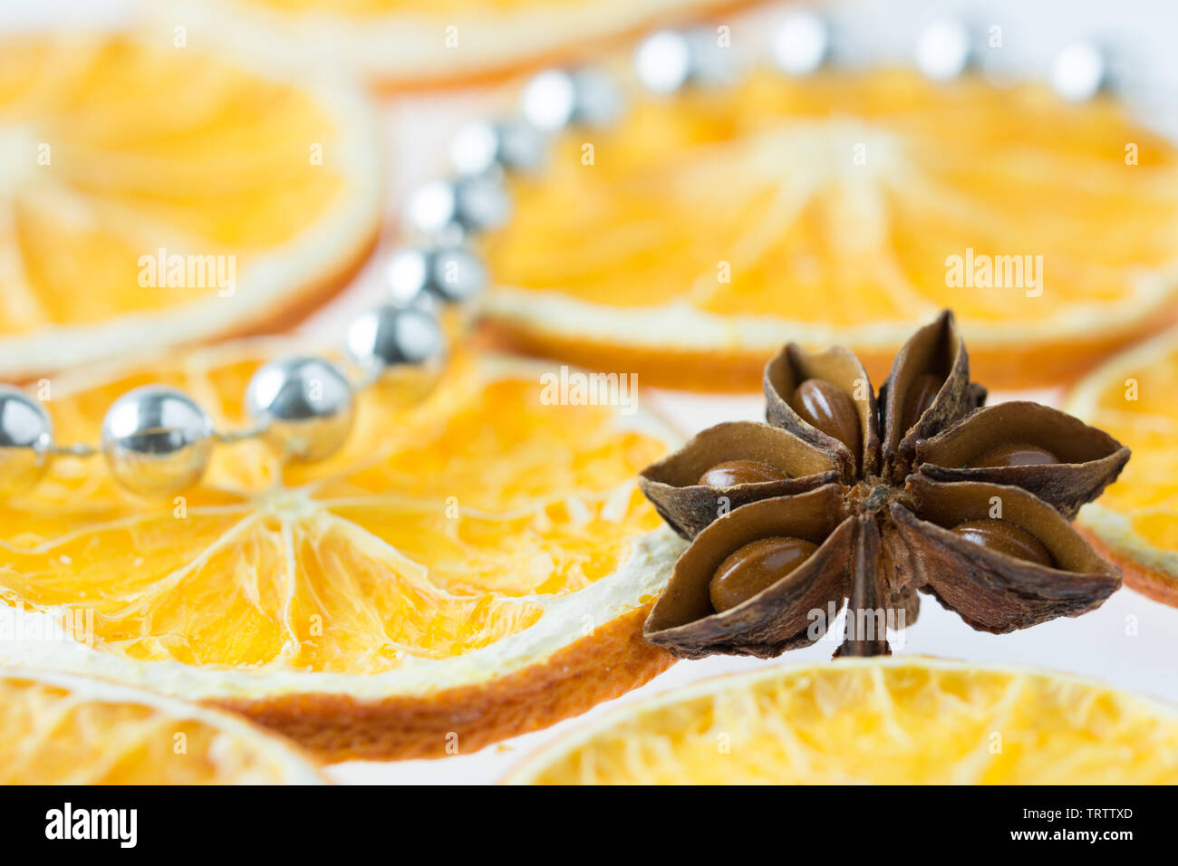 Composition de Noël avec des tranches d'orange séchée, silver bead chaîne et close-up of anisi star Banque D'Images