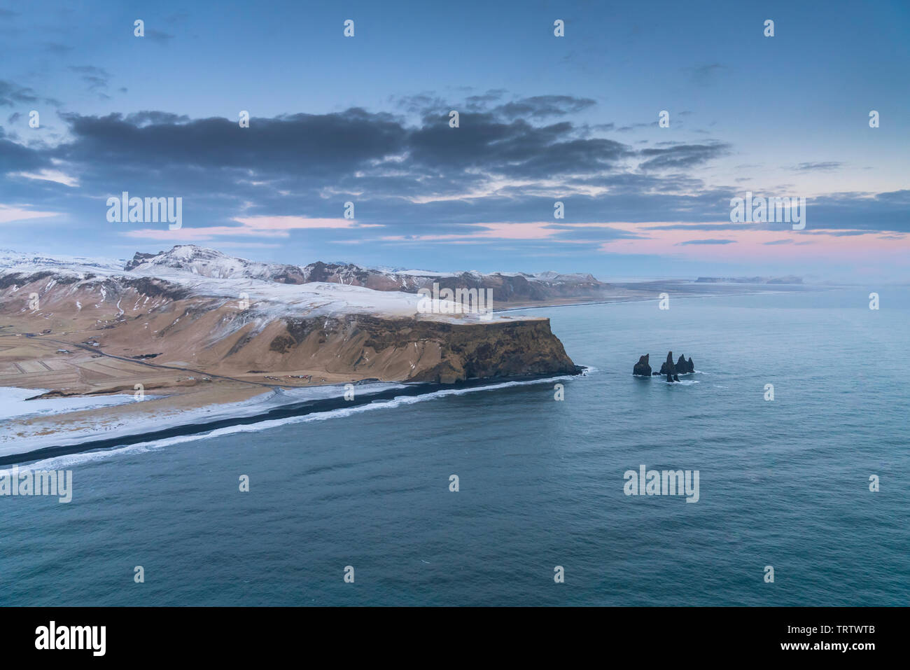 La plage de Reynisfjara qui jouit Mt. Reynisfjall, Côte Sud, Islande Banque D'Images