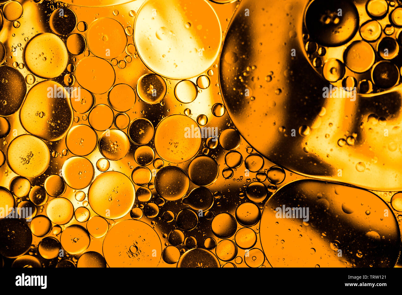 L'huile de la bière jaune coloré abstrait bulles organique texture pattern macro Banque D'Images