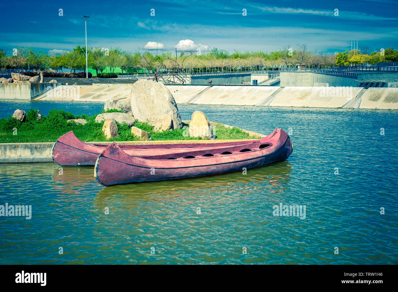 Rouge remorque canoës à louer en attente dans le lac Banque D'Images
