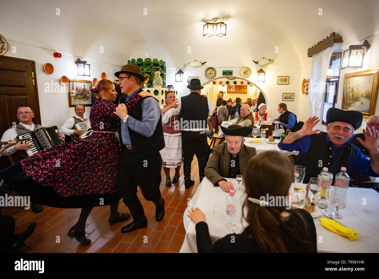 Folklore événement avec la danse et le chant dans un restaurant traditionnel, d'Hortobagy en Hongrie Banque D'Images