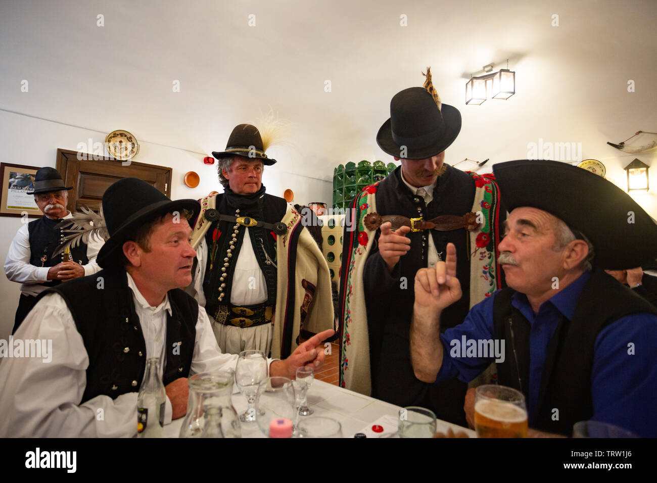 Bergers traditionnels chantent des chansons folkloriques dans un vieux restaurant en Hongrie, d'Hortobagy Banque D'Images