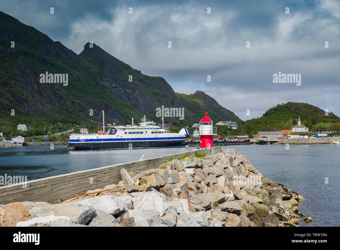 MF Ferry au départ de Landegode Moskenes, Lofoten, Bodo, Norvège. Banque D'Images