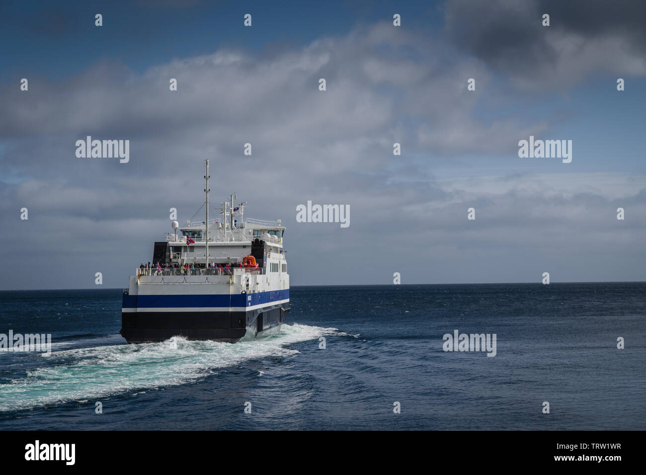 MF Ferry au départ de Landegode Moskenes, Lofoten, Bodo, Norvège. Banque D'Images